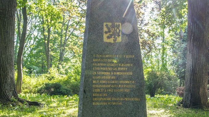 V roce 2008 byl v Ďáblickém hřbitově odhalen pomník čs. parašutistům. Na místě za obeliskem, kde spočinuly jejich ostatky, však dodnes bují džungle.