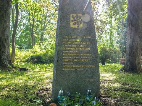 Ďáblický hřbitov je ostudným smetištěm českých dějin. Hrdinové tam leží v jámách