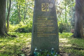 Ďáblický hřbitov je ostudným smetištěm českých dějin. Hrdinové tam leží v jámách
