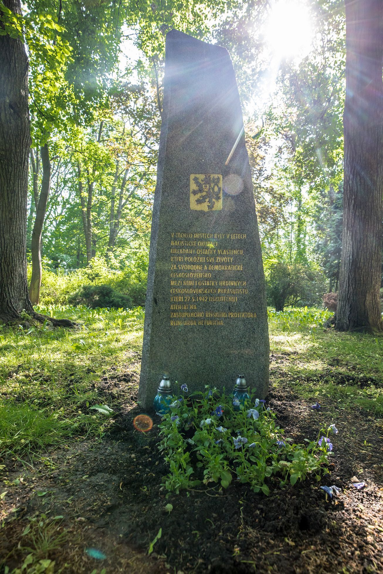 V roce 2008 byl v ďáblickém hřbitově odhalen pomník čs. parašutistům. Na jejich ostatcích za obeliskem však dodnes bují džungle.