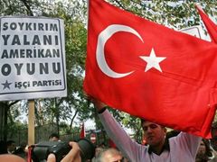 Asi stovka demonstrantů ze dvou tureckých politických stran protestovala před francouzským velvyslanectvím a vyhrožovala bojkotem francouzského zboží poté, co se francoužští právníci nechali slyšet, že popírání Arménské genocidy ze strany Turecka, ke které došlo během 1. světové války, by mělo být kvalifikováno jako zločin. Transparent hlásá: "Lež o genocidě je pouze americkou hrou". I turecký premiér Recep Tayyip Erdogan se ohradil a nazval obivnění z genocidy "systematickou lživou mašinérií". Inu, pro pravdu se člověk zlobí.