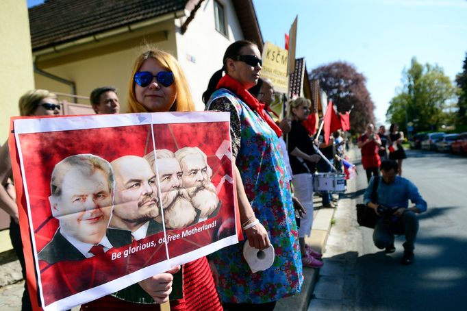 Na sjezd KSČM dorazil prezident Miloš Zeman. Je to první návštěva hlavy státu od roku 1989 na podobné akci komunistů.