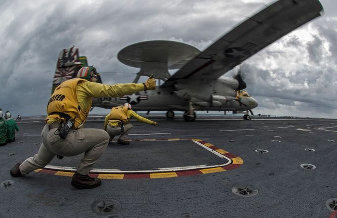 Bez vzájemného „ukazování si“ by to v rámusu na palubě letadlových lodí nefungovalo. Dvojice startérů připravuje ke vzletu letoun E -2C Hawkeye.