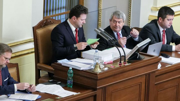 Vláda bude moci odvolávat státní tajemníky. Návrat k politizaci, tvrdí kritici