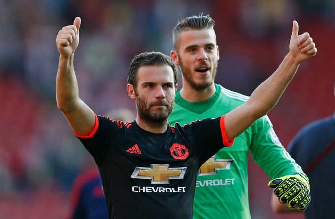 Juan Mata a David De Gea slaví triumf Manchesteru United