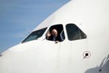 Britský ministr obchodu Vince Cable pózuje v kokpitu A380 při zahájení týdenní přehlídky ve Farnborough
