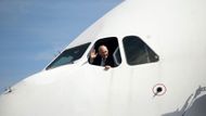 Britský ministr obchodu Vince Cable pózuje v kokpitu A380 při zahájení týdenní přehlídky ve Farnborough