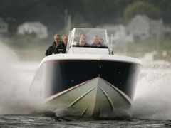 Oba prezidenti se svezli na člunu, doprovázel je i George Bush starší