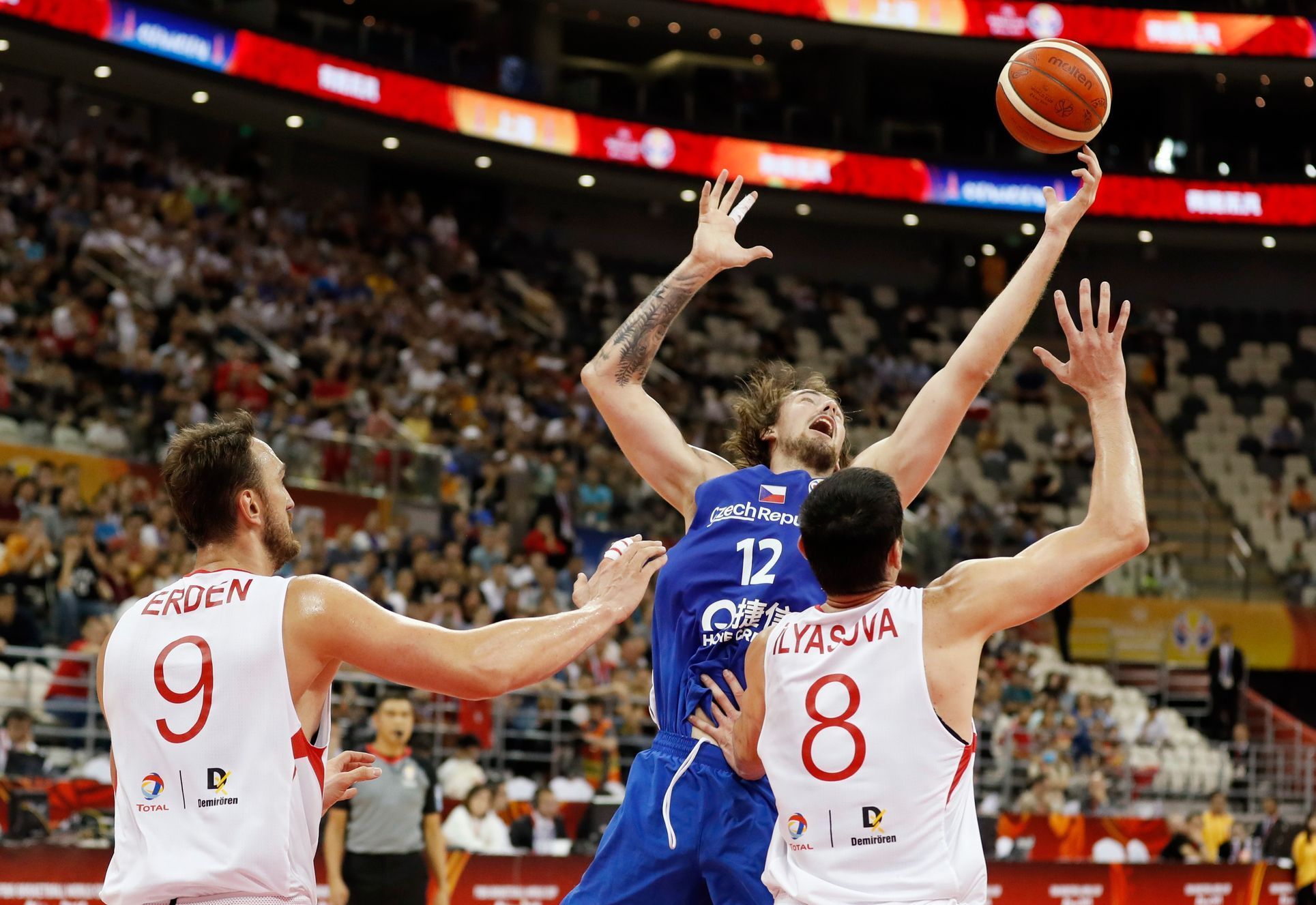 basketbal, MS 2019, Česko - Turecko, Ondřej Balvín (v modrém) se pokouší vyzrát na tureckou obranu
