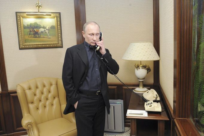 Vladimir Putin po oznámení předběžných výsledků telefonuje se spolupracovníkem z volebního štábu.