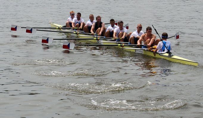 Vítězná osmiveslice Dukly Praha během Pražských primátorek 2012