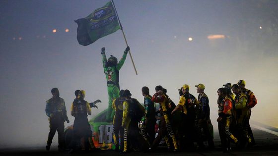 Nedělním dramatem na oválu Homestead-Miami Speedway vyvrcholil Sprint Cup, elitní šampionát zámořské série NASCAR. V souboji dvou silných příběhů nakonec triumfoval Kyle Busch.