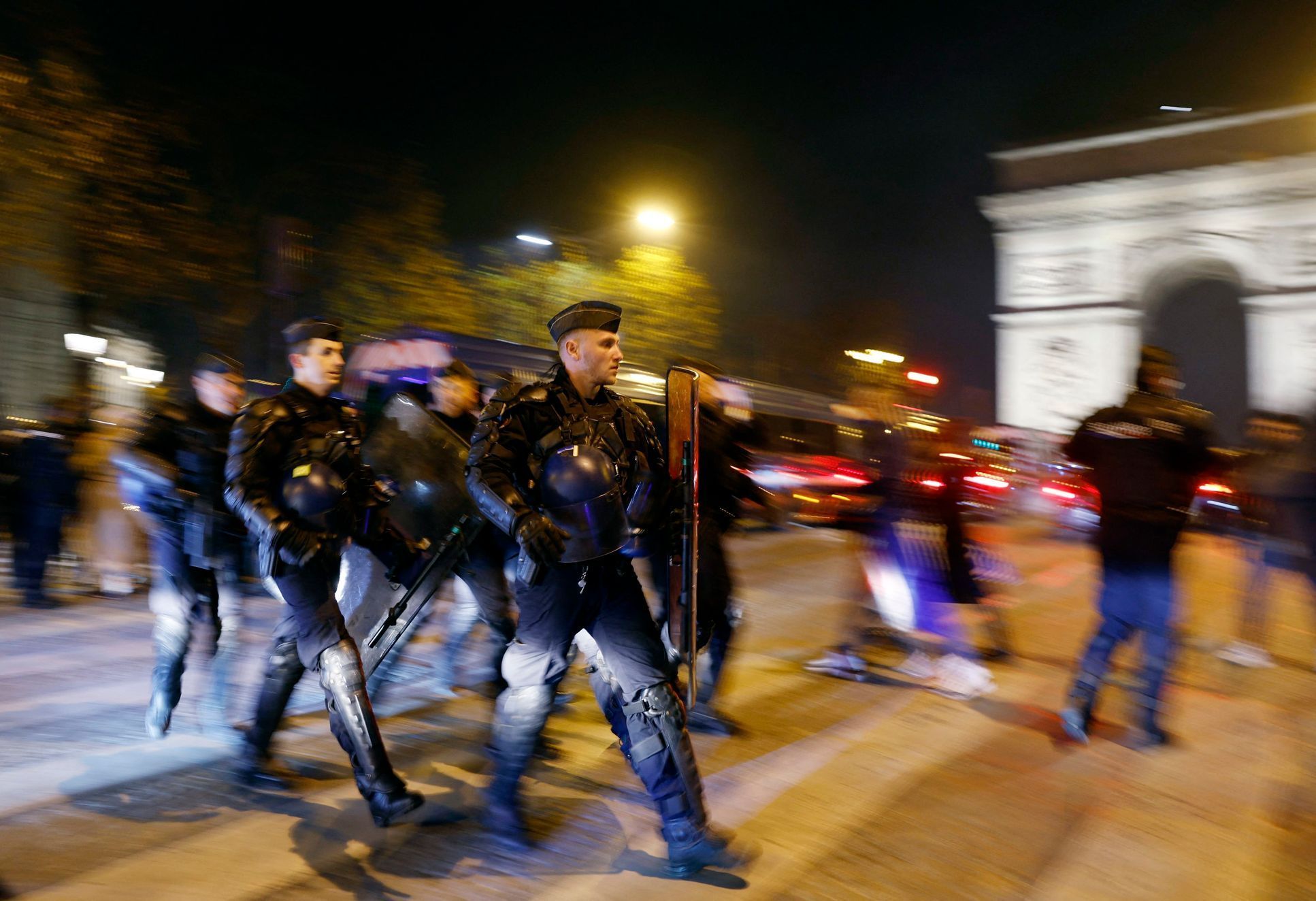 Francouzská policie na Champs-Élysées v Paříži po semifinále MS 2022 Francie - Maroko