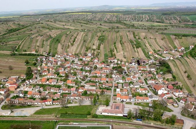 Jen malé odchýlení od trasy ropovodu. Zde neproudí ropa, ale víno. Mutěnické "búdy" jsou nejrozsáhlejším areálem vinných sklepů v Čechách a na Moravě.