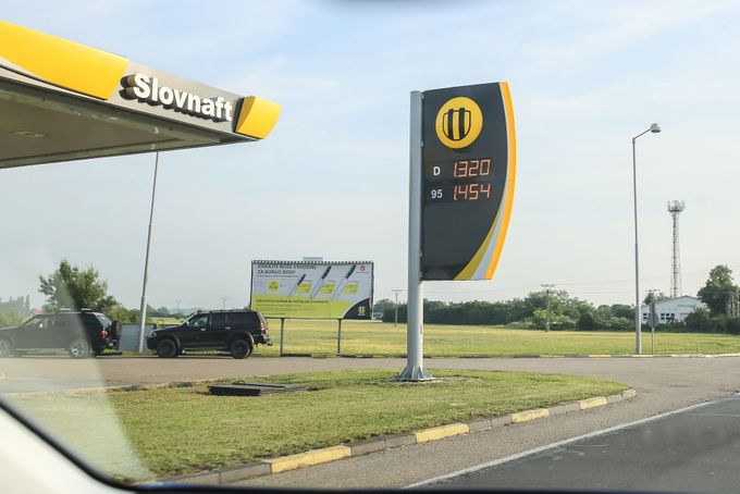 Slovnaft za Bratislavou už je o něco levnější než pumpy v hlavním městě. Nabízí tyto ceny: 33,66 koruny za litr nafty, 37,10 za litr benzinu.