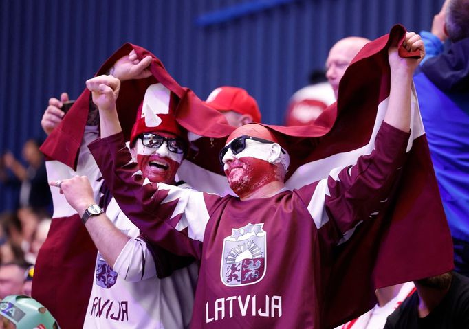 Lotyšští fanoušci v zápase MS 2024 Polsko - Lotyšsko