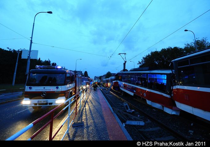 Srážka tramvají na Plzeňské ulici v Praze 5. Řidič jedné ze souprav nehodu nepřežil.