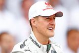 "Schumi, "Pán deště", "Rudý Baron" - Michael Schumacher (pilot F1). Největší osobnost dějin formule 1 má po zásluze také spoustu přezdívek. Ta první je pochopitelně zkrácené příjmení. Druhá odkazuje na to, jak Schumacher skvěle jezdil na vodě. A poslední je shodná s přezdívkou nejlepšího stíhače 1.světové války Manfreda von Richthofena. Také Schumacher všechny soupeře "sestřelil" a pořád vítězil. I když von Richthofen nakonec v roce 1918 padl...