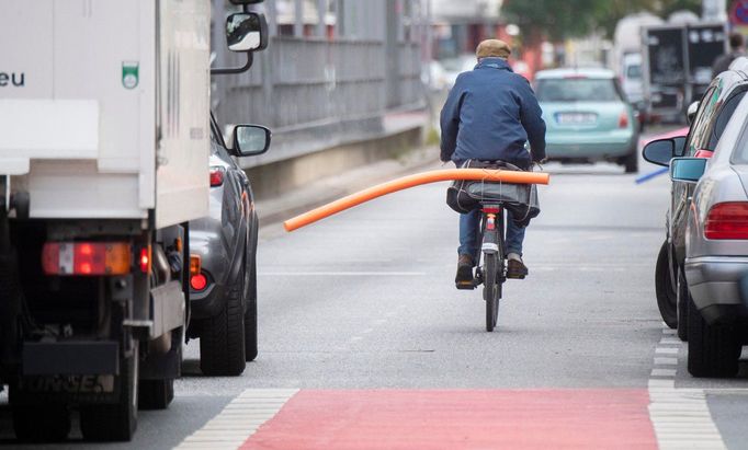 Cyklista v Hanoveru v rámci protestní akce upozorňuje na nutnost řidičů aut dodržovat bezpečnou vzdálenost od jízdního kola. Snímek byl pořízený v srpnu 2020.