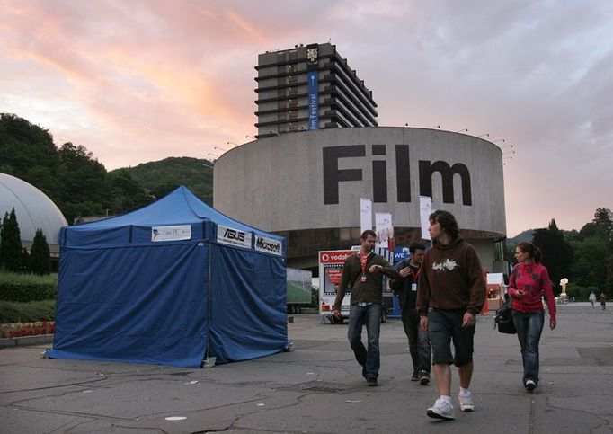 Rozbřesk nad hotelem Thermal. Každý jej musí na festivalu aspoň jednou vidět!