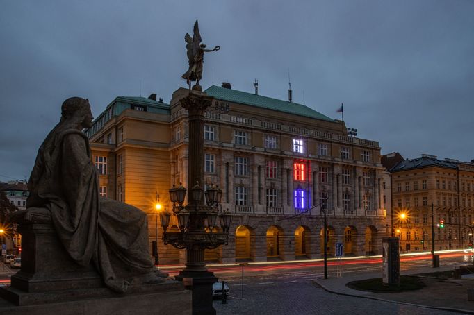 Filosofická fakulta Univerzity Karlovy se také v úterý 17. listopadu rozsvítila v českých národních barvách.