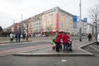 Tady je nástupní ostrůvek umístěný špatně. Dostat se k němu s kočárkem nebo na invalidním vozíku je komplikovaný úkol.