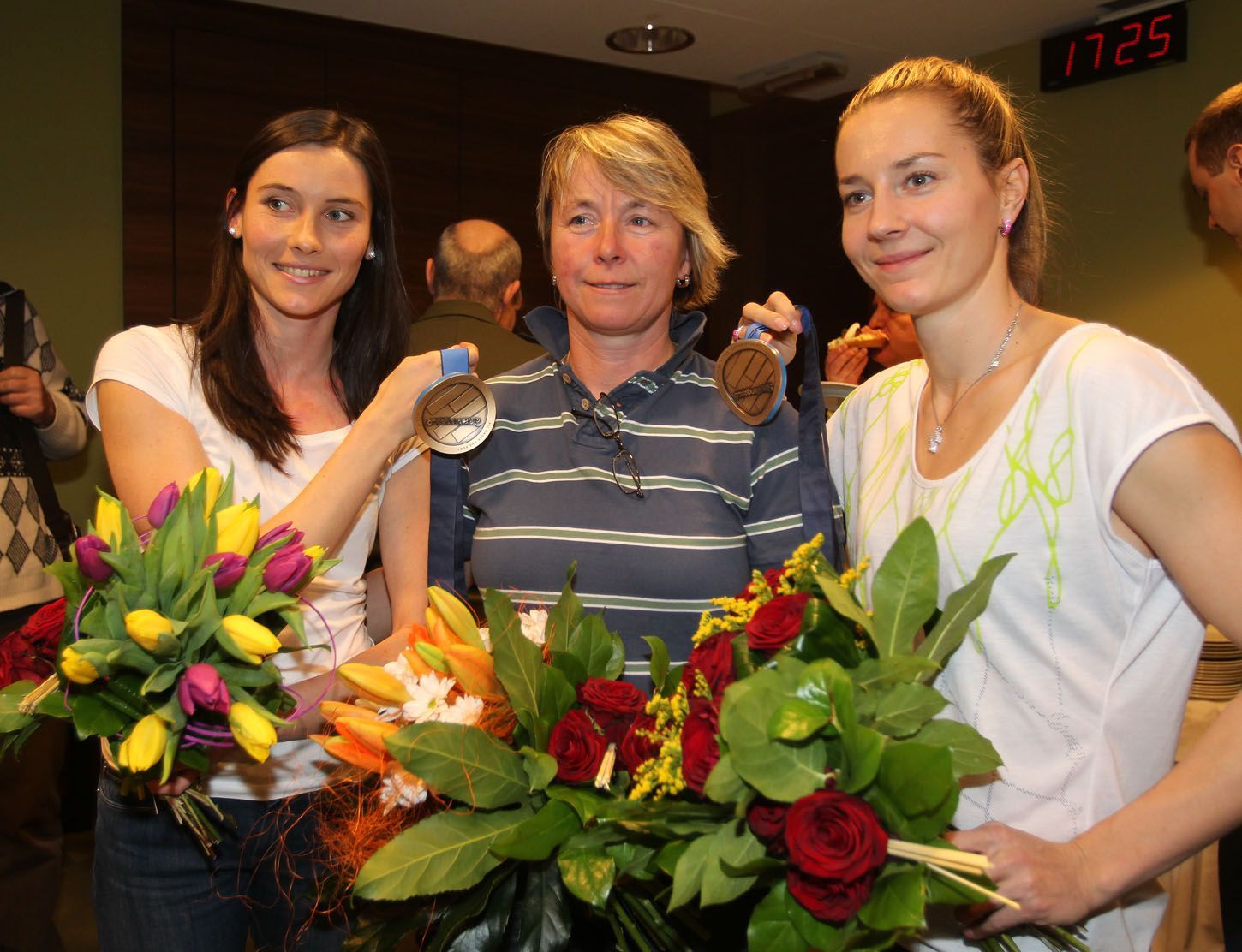 Přílet atletů z HME v Göteborgu: Jitka Bartoníčková (vlevo) a Denisa Rosolová (vpravo)