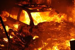 Muž na Benešovsku se polil hořlavinou, zapálil a uhořel v osobním autě