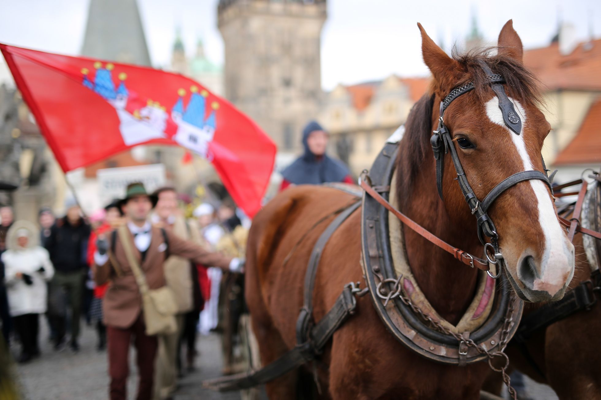 Velvarský vajíčkový průvod přes Karlův most