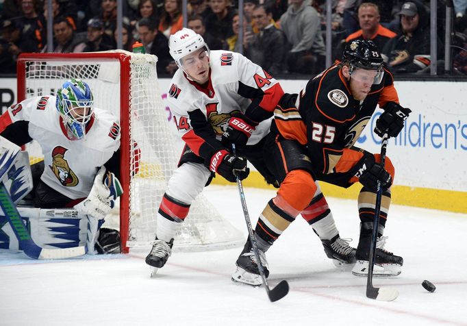 January 9, 2019; Anaheim, CA, USA; Anaheim Ducks right wing Ondřej Kaše (25) controls the puck as Ottawa Senators goaltender Anders Nilsson (31) and center Jean-Gabriel P