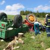 Traktor zavalil na louce řidiče