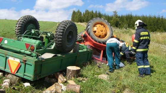 Traktor zavalil na louce řidiče