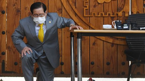 Lee Man-hee, zakladatel sekty Šinčchondži, se hluboce klaní během tiskové konference kvůli koronaviru. (2. 3. 2020)