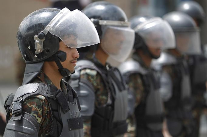 Riot policemen stand guard outside the French embassy in Sanaa September 20, 2012. A French magazine ridiculed the Prophet Mohammad on Wednesday by portraying him naked in cartoons, threatening to fuel the anger of Muslims around the world who are already incensed by a California-made video depicting him as a lecherous fool. REUTERS/Khaled Abdullah (YEMEN - Tags: POLITICS CIVIL UNREST RELIGION) Published: Zář. 20, 2012, 10:51 dop.