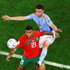 Aymeric Laporte a Valíd Chaddíra v osmifinále MS 2022 Maroko - Španělsko