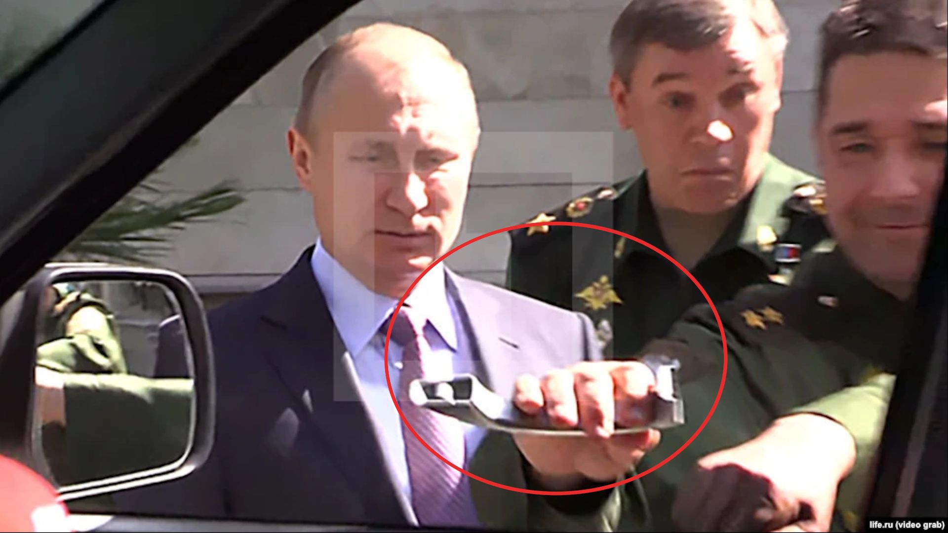 Vojáci chtěli Putinovi ukázat nové technologie. Na obrněném autě urvali kliku