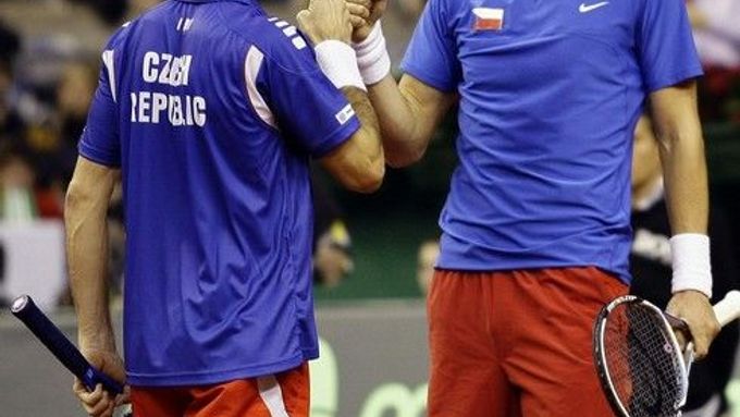 Tomáš Berdych a Radek Štěpánek se povzbuzují