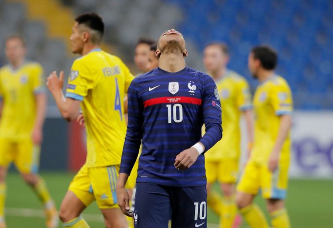 Kylian Mbappé poté, co v Kazachstánu neproměnil penaltu.