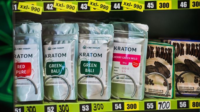 Automat na prodej výrobků s kratomem v Brně.