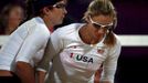 Americké plážové volejbalistky Kerri Walsh Jenningsová s Misty May-Treanorovou se radují z bodu nad Češkami na OH 2012 v Londýně.