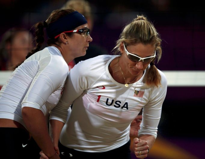 Americké plážové volejbalistky Kerri Walsh Jenningsová s Misty May-Treanorovou se radují z bodu nad Češkami na OH 2012 v Londýně.