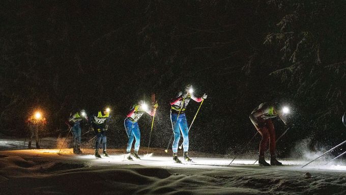 Účastníci na trati Night Light Marathonu