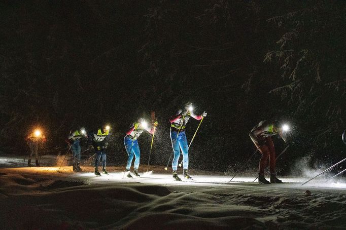 Účastníci na trati Night Light Marathonu