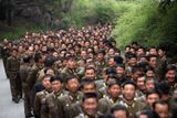 Vojáci stojí frontu před Muzeem mezinárodního přátelství. Expozice čítá více než sto tisíc darů, jež obdržel Kim Ir-sen, jeho syn Kim Čŏng-il a vnuk Kim Čŏng-un. (Pohoří Mjohjangsan, Severní Korea / Myohyangsan, Severní Korea 2007)