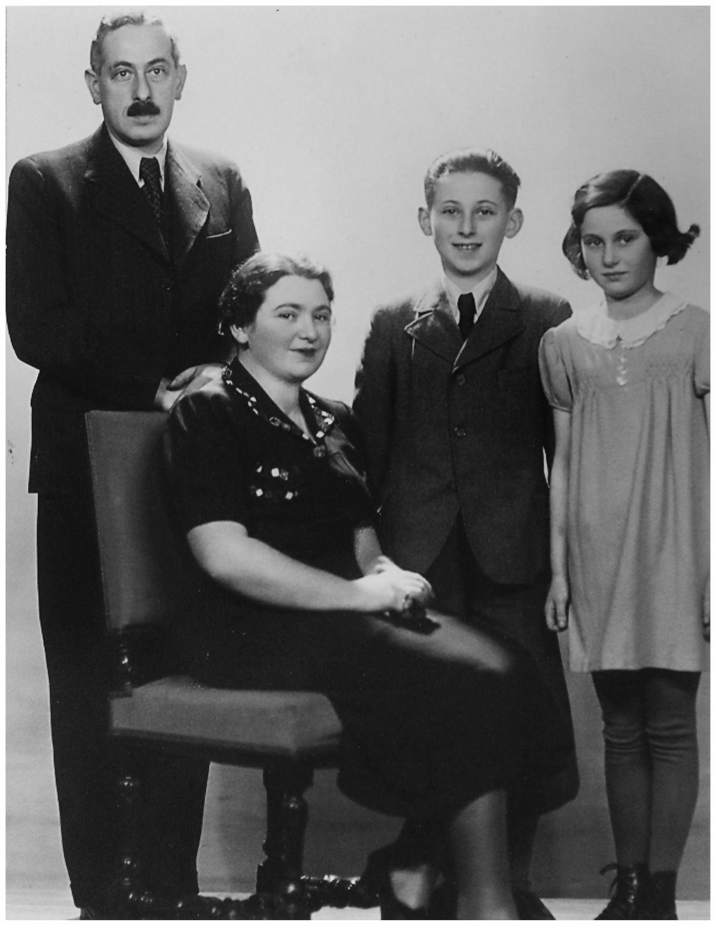 Manželé Rudolf a Marta Kleinovi se svými dětmi Petrem a Hanou na snímku z roku 1937.