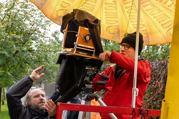 Roman Franc (vpravo) si připravuje fotoaparát, pomáhá mu kamarád Gabriel Fragner.