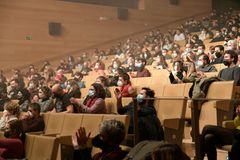 Ve Španělsku fungují divadla a kina. Lidé mají roušky, pořadatelé jim měří teplotu