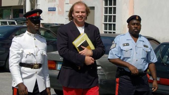 Archivní foto: Viktor Kožený je eskortován ze soudní síně v bahamském hlavním městě Nassau.