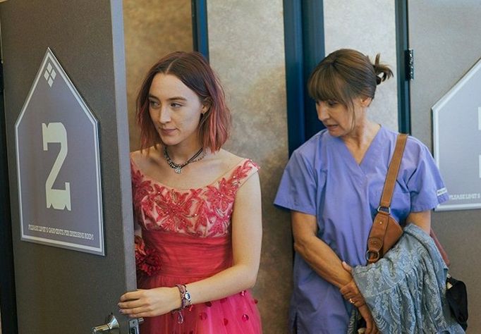 Saoirse Ronan a Laurie Metcalf ve filmu Lady Bird.