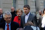 Kancléřka Angela Merkelová a její manžel Joachim Sauer opouštějí volební místnost v budově Humboldtovy univerzity.